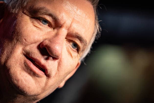 Jan van Aken, scheidender Parteivorsitzender, während eines TV-Interviews mit dem Sender WELT;Bundesparteitag Die Linke in Potsdam - Potsdamer Parteitag 2026, Potsdam Brandenburg Deutschland Metropolis-Halle *** Jan van Aken, outgoing party chairman, during a TV interview with WELT at the federal party convention of Die Linke in Potsdam; 2026 Potsdam Party Convention, Potsdam, Brandenburg, Germany; Metropolis Halle,detected_source_language
