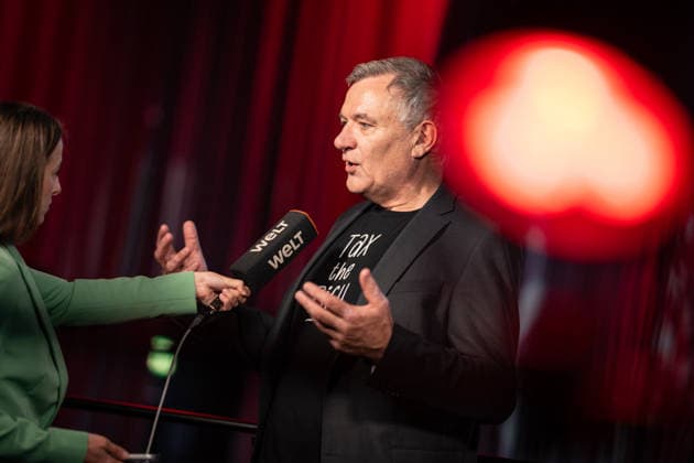 Jan van Aken, scheidender Parteivorsitzender, während eines TV-Interviews mit dem Sender WELT;Bundesparteitag Die Linke in Potsdam - Potsdamer Parteitag 2026, Potsdam Brandenburg Deutschland Metropolis-Halle *** Jan van Aken, outgoing party chairman, during a TV interview with WELT at the federal party convention of Die Linke in Potsdam; 2026 Potsdam Party Convention, Potsdam, Brandenburg, Germany; Metropolis Halle,detected_source_language