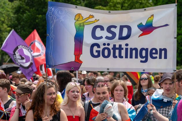 CSD Göttingen 20.06.2026, Göttingen --- CSD-Demonstration in Göttingen mit Regenbogenfahnen, Transparenten und zahlreichen Teilnehmenden. Die Menschen ziehen durch die Innenstadt. . Göttingen Niedersachsen Deutschland *** CSD Göttingen, June 20, 2026, Göttingen