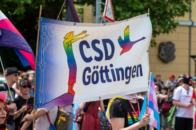 CSD Göttingen 20.06.2026, Göttingen --- CSD-Demonstration in Göttingen mit Regenbogenfahnen, Transparenten und zahlreichen Teilnehmenden. Die Menschen ziehen durch die Innenstadt. . Göttingen Niedersachsen Deutschland *** CSD Göttingen, June 20, 2026, Göttingen