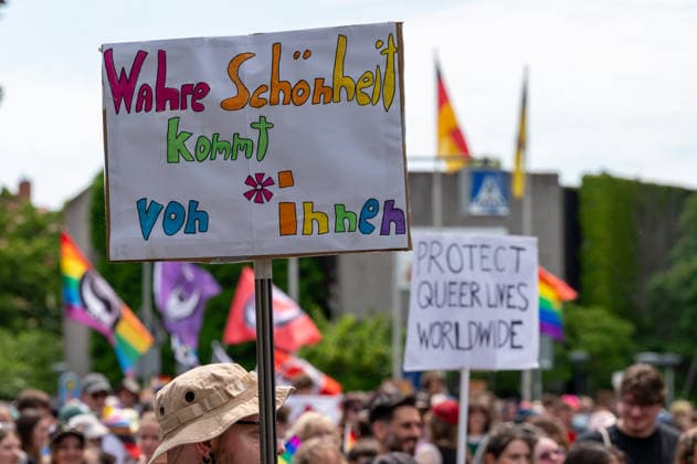 CSD Göttingen 20.06.2026, Göttingen --- CSD-Demonstration in Göttingen mit Regenbogenfahnen, Transparenten und zahlreichen Teilnehmenden. Die Menschen ziehen durch die Innenstadt. . Göttingen Niedersachsen Deutschland *** CSD Göttingen, June 20, 2026, Göttingen
