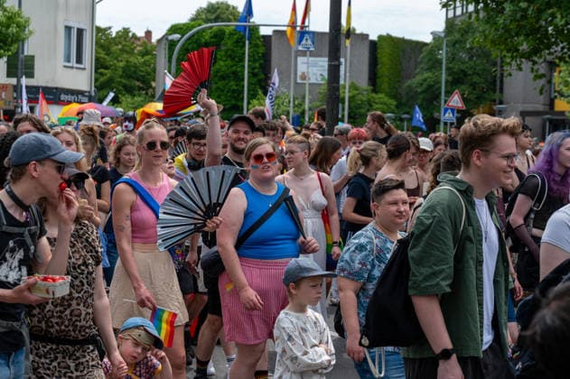 CSD Göttingen 20.06.2026, Göttingen --- CSD-Demonstration in Göttingen mit Regenbogenfahnen, Transparenten und zahlreichen Teilnehmenden. Die Menschen ziehen durch die Innenstadt. . Göttingen Niedersachsen Deutschland *** CSD Göttingen, June 20, 2026, Göttingen