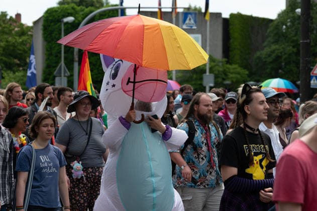 CSD Göttingen 20.06.2026, Göttingen --- CSD-Demonstration in Göttingen mit Regenbogenfahnen, Transparenten und zahlreichen Teilnehmenden. Die Menschen ziehen durch die Innenstadt. . Göttingen Niedersachsen Deutschland *** CSD Göttingen, June 20, 2026, Göttingen