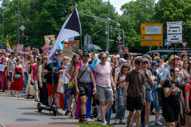 CSD Göttingen 20.06.2026, Göttingen --- CSD-Demonstration in Göttingen mit Regenbogenfahnen, Transparenten und zahlreichen Teilnehmenden. Die Menschen ziehen durch die Innenstadt. . Göttingen Niedersachsen Deutschland *** CSD Göttingen, June 20, 2026, Göttingen