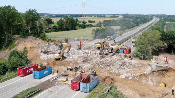 20.06.2026 Brücke über A27 wird abgerissen Die Autobahn 27 ist an diesem Wochenende zwischen den Anschlussstellen Verden und Langwedel voll gesperrt. Der Grund: Bei Langwedel muss die Brücke Hollenstraße abgerissen werden. Das 1961 fertiggestellte Bauwerk ist der heutigen Verkehrslast nicht mehr gewachsen und wird durch einen Neubau ersetzt. Langwedel Niedersachsen Germany *** June 20, 2026