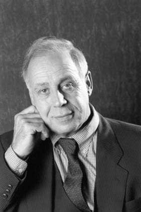 RECORD DATE NOT STATED Jean Ziegler (Autor) 11 93 am Jean Ziegler im November 1993 am Rande von live (ZDF) Schweizer Schweizer schweizerischer Mann Schriftsteller Literatur Soziologe Politiker swiss sociologist author writer politician scientist hoch Porträt nachdenklich aufgestützt lächelnd sw *** Jean Ziegler, Author, November 1993
