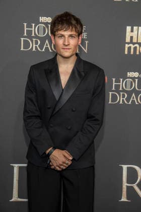 ABB HBO- Moritz Baeckerling zu Gast auf dem schwarzen Teppich bei der Deutschland Premiere zur dritten Staffel der HBO Original Serie House of the Dragon im Kino International am 19.06.2026 in Berlin Berlin Deutschland *** ABB HBOs Moritz Baeckerling walks the red carpet at the German premiere of the third season of the HBO Original series House of the Dragon at Kino International on June 19, 2026, in Berlin, Germany,detected_source_language