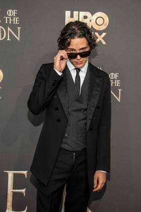 ABB HBO- Harry Collett Sonnenbrille zu Gast auf dem schwarzen Teppich bei der Deutschland Premiere zur dritten Staffel der HBO Original Serie House of the Dragon im Kino International am 19.06.2026 in Berlin Berlin Deutschland *** ABB HBO Harry Collett, wearing sunglasses, walked the red carpet at the German premiere of the third season of the HBO Original series House of the Dragon at Kino International on June 19, 2026, in Berlin, Germany,detected_source_language