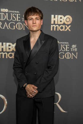 ABB HBO- Moritz Baeckerling zu Gast auf dem schwarzen Teppich bei der Deutschland Premiere zur dritten Staffel der HBO Original Serie House of the Dragon im Kino International am 19.06.2026 in Berlin Berlin Deutschland *** ABB HBOs Moritz Baeckerling walks the red carpet at the German premiere of the third season of the HBO Original series House of the Dragon at Kino International on June 19, 2026, in Berlin, Germany,detected_source_language