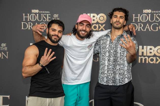 ABB HBO- Mohammad Eliraqui, Soufiane El Mesaudi und Mohamed Kanj Khamis zu Gast auf dem schwarzen Teppich bei der Deutschland Premiere zur dritten Staffel der HBO Original Serie House of the Dragon im Kino International am 19.06.2026 in Berlin Berlin Deutschland *** ABB HBOs Mohammad Eliraqui, Soufiane El Mesaudi, and Mohamed Kanj Khamis appeared on the red carpet at the German premiere of the third season of the HBO Original series House of the Dragon at Kino International on June 19, 2026, in Berlin, Germany,detected_source_language