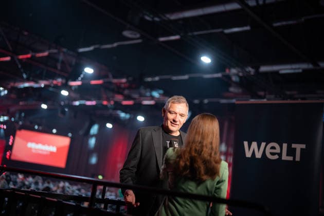 Jan van Aken, scheidender Parteivorsitzender, während eines TV-Interviews mit dem Sender WELT;Bundesparteitag Die Linke in Potsdam - Potsdamer Parteitag 2026, Potsdam Brandenburg Deutschland Metropolis-Halle *** Jan van Aken, outgoing party chairman, during a TV interview with WELT at the federal party convention of Die Linke in Potsdam; 2026 Potsdam Party Convention, Potsdam, Brandenburg, Germany; Metropolis Halle,detected_source_language