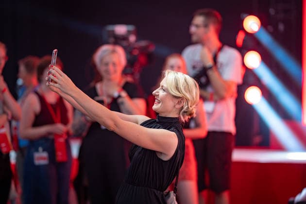 Parteivorsitzende Ines Schwerdtner macht ein Selfie;Bundesparteitag Die Linke in Potsdam - Potsdamer Parteitag 2026, Potsdam Brandenburg Deutschland Metropolis-Halle *** Party Chairwoman Ines Schwerdtner takes a selfie at the federal party convention of Die Linke in Potsdam; 2026 Potsdam Party Convention, Potsdam, Brandenburg, Germany; Metropolis Halle,detected_source_language