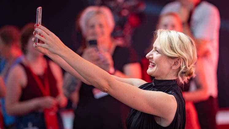 Parteivorsitzende Ines Schwerdtner macht ein Selfie;Bundesparteitag Die Linke in Potsdam - Potsdamer Parteitag 2026, Potsdam Brandenburg Deutschland Metropolis-Halle *** Party Chairwoman Ines Schwerdtner takes a selfie at the federal party convention of Die Linke in Potsdam; 2026 Potsdam Party Convention, Potsdam, Brandenburg, Germany; Metropolis Halle,detected_source_language