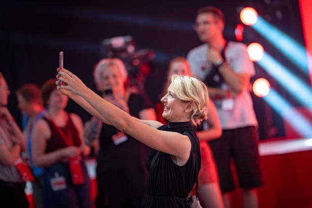Parteivorsitzende Ines Schwerdtner macht ein Selfie;Bundesparteitag Die Linke in Potsdam - Potsdamer Parteitag 2026, Potsdam Brandenburg Deutschland Metropolis-Halle *** Party Chairwoman Ines Schwerdtner takes a selfie at the federal party convention of Die Linke in Potsdam; 2026 Potsdam Party Convention, Potsdam, Brandenburg, Germany; Metropolis Halle,detected_source_language