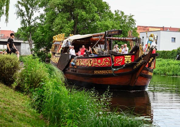 20.06.2026, xlakx, Entertainment, Oranienburger Stadtfest v.l. Das historische Spreeschiff Sehnsucht fährt während des Oranienburger Stadtfestes auf der Havel an der Schlossbrücke vorbei. Zahlreiche Besucher verfolgen die Schifffahrt vom Ufer und von der Brücke aus. Oranienburg *** June 20, 2026, xlakx, Entertainment, Oranienburg City Festival v l The historic Spree riverboat Sehnsucht sails past the Schlossbrücke on the Havel River during the Oranienburg City Festival. Numerous visitors watch the boat pass by from the riverbank and the bridge in Oranienburg,detected_source_language Daniel Lakomski