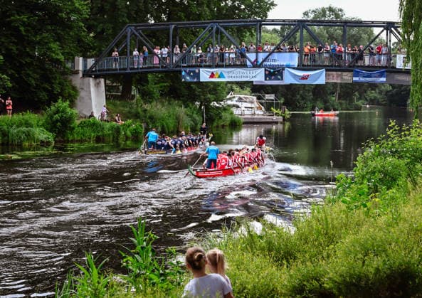 20.06.2026, xlakx, Entertainment, Oranienburger Stadtfest v.l. Teilnehmer des Drachenbootrennens beim Oranienburger Stadtfest auf der Havel. Das Rennen ist fester Bestandteil des Festwochenendes. Oranienburg *** June 20, 2026, xlakx, Entertainment, Oranienburg City Festival v l Participants in the dragon boat race at the Oranienburg City Festival on the Havel River. The race is a regular feature of the Oranienburg festival weekend.,detected_source_language Daniel Lakomski