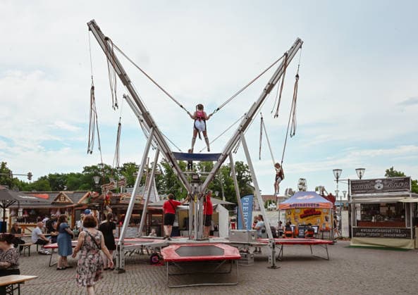 20.06.2026, xlakx, Entertainment, Oranienburger Stadtfest v.l. Kinder nutzen eine Bungee-Trampolin Anlage auf dem Stadtfest Oranienburg. Oranienburg *** June 20, 2026, xlakx, Entertainment, Oranienburg City Festival Daniel Lakomski