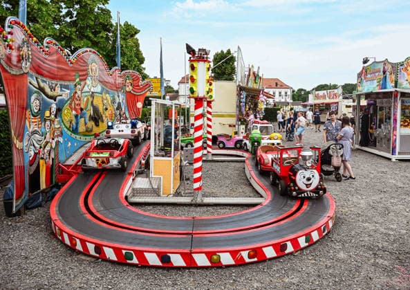20.06.2026, xlakx, Entertainment, Oranienburger Stadtfest v.l. Zwischen Fahrgeschäften, Spielständen und Verkaufsbuden besuchen Familien und Gäste die Veranstaltung. Oranienburg *** June 20, 2026, xlakx, Entertainment, Oranienburg City Festival v l Amid amusement rides, game booths, and food stalls, families and visitors enjoy the Oranienburg City Festival,detected_source_language Daniel Lakomski