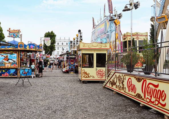 20.06.2026, xlakx, Entertainment, Oranienburger Stadtfest v.l. Besucher bewegen sich über das Festgelände des Stadtfestes Oranienburg zwischen Fahrgeschäften, Spielständen und Verkaufsbuden. Oranienburg *** June 20, 2026, xlakx, Entertainment, Oranienburg City Festival Daniel Lakomski