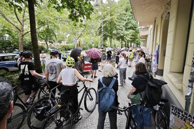 Berlin, Deutschland, 20.06.2026: Fahrraddemo unter der Überschrift Gegen rechte Medienportale! : Im Bezirk Kreuzberg haben sich etwa 50 Personen versammelt, um gegen die Nachrichtenportale Apollo News und gegen das von Ex-Bild-Chefredakteur Julian Reichelt gegründete Nius zu protestieren *** Berlin, Germany, June 20, 2026 Copyright: xdtsxNachrichtenagenturx dts_124162