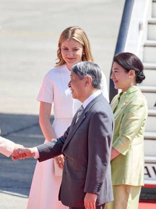 Crown Princess Elisabeth Welcomes Japanese Emperor and Empress - Brussels Emperor Naruhito of Japan and his wife, Empress Masako are welcomed by Princess Elisabeth of Belgium upon their arrival at Melsbroek airport in Brussels, Belgium, 20 June 2026. The Japanese imperial majesties are on a state visit to Belgium. This year, Belgium and Japan celebrate 160 years of diplomatic relations. This state visit is therefore the opportunity to confirm the close ties between the two countries, which are also reflected in the special bond between the Belgian royal family and the Japanese imperial family Photo by Olivier Polet ABACAPRESS.COM Brussels Belgium  Copyright: xPoletxOlivier ABACAx