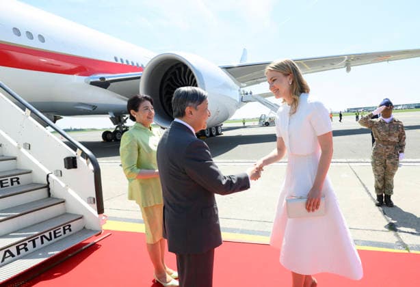Crown Princess Elisabeth Welcomes Japanese Emperor and Empress - Brussels Emperor Naruhito of Japan and his wife, Empress Masako are welcomed by Princess Elisabeth of Belgium upon their arrival at Melsbroek airport in Brussels, Belgium, 20 June 2026. The Japanese imperial majesties are on a state visit to Belgium. This year, Belgium and Japan celebrate 160 years of diplomatic relations. This state visit is therefore the opportunity to confirm the close ties between the two countries, which are also reflected in the special bond between the Belgian royal family and the Japanese imperial family Photo by Pool ABACAPRESS.COM Brussels Belgium  Copyright: xABACAx
