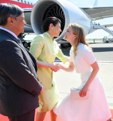 Crown Princess Elisabeth Welcomes Japanese Emperor and Empress - Brussels Emperor Naruhito of Japan and his wife, Empress Masako are welcomed by Princess Elisabeth of Belgium upon their arrival at Melsbroek airport in Brussels, Belgium, 20 June 2026. The Japanese imperial majesties are on a state visit to Belgium. This year, Belgium and Japan celebrate 160 years of diplomatic relations. This state visit is therefore the opportunity to confirm the close ties between the two countries, which are also reflected in the special bond between the Belgian royal family and the Japanese imperial family Photo by Pool ABACAPRESS.COM Brussels Belgium  Copyright: xABACAx