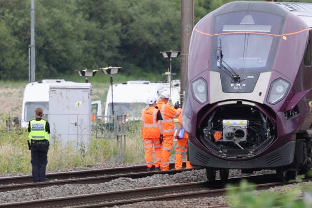 1 dead, several injured in 2-train collision near Bedford BEDFORD, UNITED KINGDOM - JUNE 20: Officials work at the site of two East Midlands Railway (EMR) trains which crashed into each other in Bedford, United KIngdom on June 20, 2026. One person has died and several others were injured in a collision involving two passenger trains near Bedford. Jacqueline Lawrie Anadolu Bedford United Kingdom. Editorial use only. Please get in touch for any other usage.  Copyright: x2026xAnadoluxJacquelinexLawriex