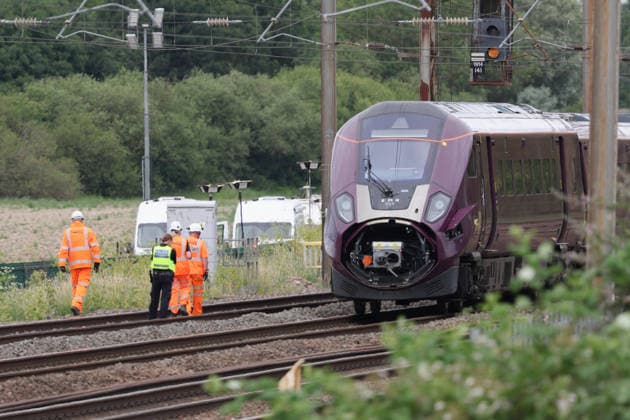 1 dead, several injured in 2-train collision near Bedford BEDFORD, UNITED KINGDOM - JUNE 20: Officials work at the site of two East Midlands Railway (EMR) trains which crashed into each other in Bedford, United KIngdom on June 20, 2026. One person has died and several others were injured in a collision involving two passenger trains near Bedford. Jacqueline Lawrie Anadolu Bedford United Kingdom. Editorial use only. Please get in touch for any other usage.  Copyright: x2026xAnadoluxJacquelinexLawriex