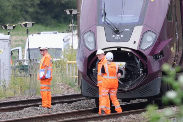 1 dead, several injured in 2-train collision near Bedford BEDFORD, UNITED KINGDOM - JUNE 20: Officials work at the site of two East Midlands Railway (EMR) trains which crashed into each other in Bedford, United KIngdom on June 20, 2026. One person has died and several others were injured in a collision involving two passenger trains near Bedford. Jacqueline Lawrie Anadolu Bedford United Kingdom. Editorial use only. Please get in touch for any other usage.  Copyright: x2026xAnadoluxJacquelinexLawriex