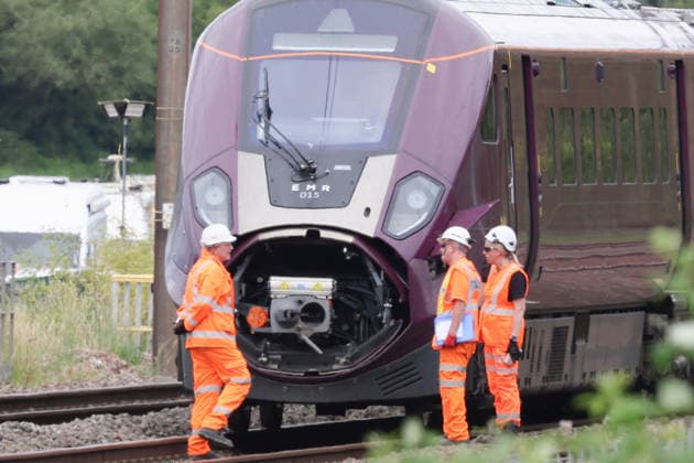 1 dead, several injured in 2-train collision near Bedford BEDFORD, UNITED KINGDOM - JUNE 20: Officials work at the site of two East Midlands Railway (EMR) trains which crashed into each other in Bedford, United KIngdom on June 20, 2026. One person has died and several others were injured in a collision involving two passenger trains near Bedford. Jacqueline Lawrie Anadolu Bedford United Kingdom. Editorial use only. Please get in touch for any other usage.  Copyright: x2026xAnadoluxJacquelinexLawriex