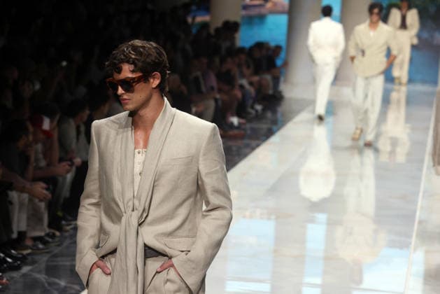 June 20, 2026, Milan, Italy: A model presents a creation by Italian fashion label Dolce&Gabbana during the Spring Summer 2027 Men™s Collection show at Milan Fashion Week in Milan, Italy, 20 June 2026. ANSA MATTEO BAZZI Milan Italy  - ZUMAa110 20260620_zaf_a110_004 Copyright: xMatteoxBazzix