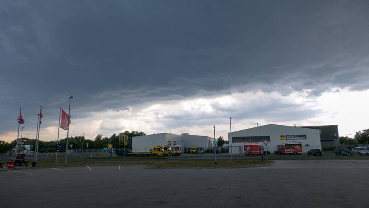 Heftige Gewitter und Unwetter haben am Samstagmittag auch Ostdeutschland erreicht. In Nordsachsen, an der Grenze zu Brandenburg formierte sich eine Gewitterfront und zog nach Nordosten in Richtung polnischer Grenze. Der Aufzug zeigte sich bedrohlich, Drohnenaufnahmen zeigen schwere Sturmböen am Erdboden Staub und Dreck werden aufgewühlt. Auf der A 15 bei Groß Lübbenau ging es nur stockend voran, heftiger Starkregen und kleinkörniger Hagel beeinträchtigte die Sicht. In Kalkwitz auf der Wiesenstrasse kamen die umlegenden Feuerwehren zum Einsatz. Gemeldet wurde ein Brand durch Blitzschlag. Der Starkregen hat das Feuer aber bereits eigenständig gelöscht. Mit dem Durchzug der Gewitterfront hieß es im Osten durchlüften. Kalkwitz Br