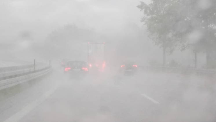Heftige Gewitter und Unwetter haben am Samstagmittag auch Ostdeutschland erreicht. In Nordsachsen, an der Grenze zu Brandenburg formierte sich eine Gewitterfront und zog nach Nordosten in Richtung polnischer Grenze. Der Aufzug zeigte sich bedrohlich, Drohnenaufnahmen zeigen schwere Sturmböen am Erdboden Staub und Dreck werden aufgewühlt. Auf der A 15 bei Groß Lübbenau ging es nur stockend voran, heftiger Starkregen und kleinkörniger Hagel beeinträchtigte die Sicht. In Kalkwitz auf der Wiesenstrasse kamen die umlegenden Feuerwehren zum Einsatz. Gemeldet wurde ein Brand durch Blitzschlag. Der Starkregen hat das Feuer aber bereits eigenständig gelöscht. Mit dem Durchzug der Gewitterfront hieß es im Osten durchlüften. Kalkwitz Br