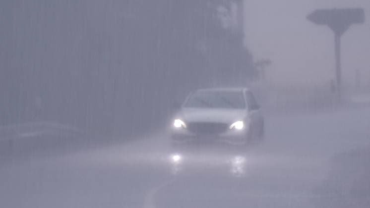 Heftige Gewitter und Unwetter haben am Samstagmittag auch Ostdeutschland erreicht. In Nordsachsen, an der Grenze zu Brandenburg formierte sich eine Gewitterfront und zog nach Nordosten in Richtung polnischer Grenze. Der Aufzug zeigte sich bedrohlich, Drohnenaufnahmen zeigen schwere Sturmböen am Erdboden Staub und Dreck werden aufgewühlt. Auf der A 15 bei Groß Lübbenau ging es nur stockend voran, heftiger Starkregen und kleinkörniger Hagel beeinträchtigte die Sicht. In Kalkwitz auf der Wiesenstrasse kamen die umlegenden Feuerwehren zum Einsatz. Gemeldet wurde ein Brand durch Blitzschlag. Der Starkregen hat das Feuer aber bereits eigenständig gelöscht. Mit dem Durchzug der Gewitterfront hieß es im Osten durchlüften. Kalkwitz Br