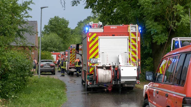 Heftige Gewitter und Unwetter haben am Samstagmittag auch Ostdeutschland erreicht. In Nordsachsen, an der Grenze zu Brandenburg formierte sich eine Gewitterfront und zog nach Nordosten in Richtung polnischer Grenze. Der Aufzug zeigte sich bedrohlich, Drohnenaufnahmen zeigen schwere Sturmböen am Erdboden Staub und Dreck werden aufgewühlt. Auf der A 15 bei Groß Lübbenau ging es nur stockend voran, heftiger Starkregen und kleinkörniger Hagel beeinträchtigte die Sicht. In Kalkwitz auf der Wiesenstrasse kamen die umlegenden Feuerwehren zum Einsatz. Gemeldet wurde ein Brand durch Blitzschlag. Der Starkregen hat das Feuer aber bereits eigenständig gelöscht. Mit dem Durchzug der Gewitterfront hieß es im Osten durchlüften. Kalkwitz Br