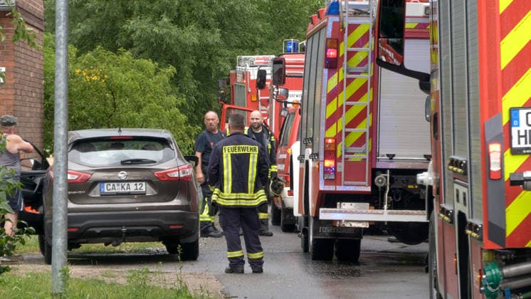 Heftige Gewitter und Unwetter haben am Samstagmittag auch Ostdeutschland erreicht. In Nordsachsen, an der Grenze zu Brandenburg formierte sich eine Gewitterfront und zog nach Nordosten in Richtung polnischer Grenze. Der Aufzug zeigte sich bedrohlich, Drohnenaufnahmen zeigen schwere Sturmböen am Erdboden Staub und Dreck werden aufgewühlt. Auf der A 15 bei Groß Lübbenau ging es nur stockend voran, heftiger Starkregen und kleinkörniger Hagel beeinträchtigte die Sicht. In Kalkwitz auf der Wiesenstrasse kamen die umlegenden Feuerwehren zum Einsatz. Gemeldet wurde ein Brand durch Blitzschlag. Der Starkregen hat das Feuer aber bereits eigenständig gelöscht. Mit dem Durchzug der Gewitterfront hieß es im Osten durchlüften. Kalkwitz Br