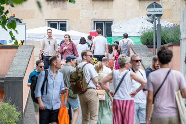 Unwetterwarung am Tag der offenen Tür EUR, Deutschland, Berlin, 20.06.2026: Unwetterwarnung ! Mitarbeiter fordern die Besucher per Megafon zum verlassen des Geländes auf. Eine Sturmfront erreicht Berlin. Herabfallende Äste könnten die Besucher erschlagen. Bis 16 Uhr ist das Gelände gesperrt. Tag der offen Tür im Finanzministerium. Besuchergruppen, Familien feiern im Innenhof des Bundesfinanzministerium - bei großer Hitze im Schatten der Bäume. *** Severe Weather Warning on Open House Day, EUR, Germany, Berlin, June 20, 2026 Severe weather warning Staff use megaphones to urge visitors to leave the grounds A storm front is reaching Berlin Falling branches could strike and kill visitors The grounds will be closed until 4 p.m. Open Hou