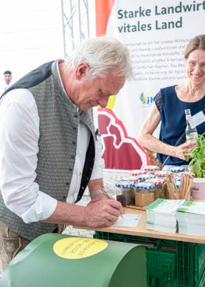 Alois Rainer EUR, Deutschland, Berlin, 20.06.2026: Grüße aus Berlin! Eine Initiative einer Kooperative für mehr Biologische Landwirtschaft - Briefpost von Alois Rainer (CSU) Bundesminister für Landwirtschaft, Ernährung und Heimat besucht Aussteller am Tag der offenen Tür im Bundeslandwirtschaftsministerium. Im Gespräch mit Besuchern, Gästen und Aussteller. *** Alois Rainer EUR, Germany, Berlin, June 20, 2026 Greetings from Berlin An initiative by a cooperative to promote organic farming Letter from Alois Rainer CSU Federal Minister of Agriculture, Food, and Home Affairs visits exhibitors at the Open House at the Federal Ministry of Agriculture Talking with visitors, guests, and exhibitors,detected_source_language