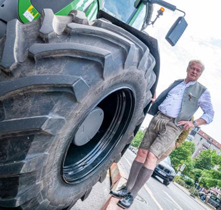 Alois Rainer EUR, Deutschland, Berlin, 20.06.2026: Landwirtschaftliche Fahrzeuge, Traktoren - Alois Rainer (CSU) Bundesminister für Landwirtschaft, Ernährung und Heimat besucht Aussteller am Tag der offenen Tür im Bundeslandwirtschaftsministerium. Im Gespräch mit Besuchern, Gästen und Aussteller. *** Alois Rainer EUR, Germany, Berlin, June 20, 2026 Agricultural vehicles, tractors Alois Rainer, CSU Federal Minister of Agriculture, Food, and Home Affairs, visits exhibitors at the Open House at the Federal Ministry of Agriculture Talking with visitors, guests, and exhibitors,detected_source_language