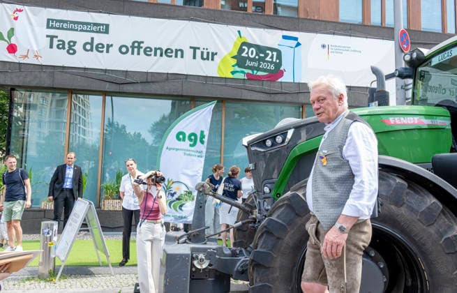 Alois Rainer EUR, Deutschland, Berlin, 20.06.2026: Landwirtschaftliche Fahrzeuge, Traktoren - Alois Rainer (CSU) Bundesminister für Landwirtschaft, Ernährung und Heimat besucht Aussteller am Tag der offenen Tür im Bundeslandwirtschaftsministerium. Im Gespräch mit Besuchern, Gästen und Aussteller. *** Alois Rainer EUR, Germany, Berlin, June 20, 2026 Agricultural vehicles, tractors Alois Rainer, CSU Federal Minister of Agriculture, Food, and Home Affairs, visits exhibitors at the Open House at the Federal Ministry of Agriculture Talking with visitors, guests, and exhibitors,detected_source_language