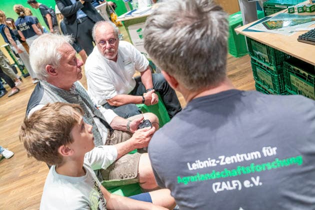 Alois Rainer EUR, Deutschland, Berlin, 20.06.2026: Trainieren, lernen und vermitteln von Pruktionsabläufen auf spielerische Art - mittels einer Spielkonsole. Alois Rainer (CSU) Bundesminister für Landwirtschaft, Ernährung und Heimat besucht Aussteller am Tag der offenen Tür im Bundeslandwirtschaftsministerium. Im Gespräch mit Besuchern, Gästen und Aussteller. *** Alois Rainer EUR, Germany, Berlin, June 20, 2026 Training, learning, and teaching production processes in a playful way using a game console Alois Rainer (CSU), Federal Minister of Agriculture, Food, and Home Affairs, visits exhibitors at the Open House at the Federal Ministry of Agriculture Talking with visitors, guests, and exhibitors,detected_source_language