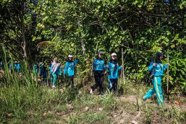 Aisyiyah University (UNISA) Yogyakarta Undertakes Mangrove Tree Planting Initiative BANTUL, INDONESIA JUNE 20, 2026: Over 500 students from Aisyiyah University in Yogyakarta joined forces to plant 1,500 mangrove seedlings along the Baros Hamlet coastline in Tirtohargo Village, Kapanewon Kretek, Bantul, Yogyakarta on Saturday afternoon, June 20, 2026. This activity forms part of the Green Fiqh program, a requirement for students enrolled in the Al-Islam and Muhammadiyah courses across three even-semester majors. Green Fiqh is rooted in an Islamic perspective that regards environmental stewardship as a fundamental religious obligation. Through these courses, UNISA Yogyakarta integrates Green Fiqh as a contemporary approach to inspire stud Copyright: x xEkoxSusantox xJNAxPressx