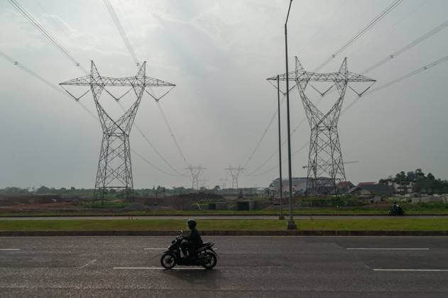 Power Outage in Tangerang, Indonesia TANGERANG, INDONESIA - JUNE 20, 2026: Indonesian state-owned electricity company, Perusahaan Listrik Negara (PLN), announced a power outage in several areas of Tangerang on June 20, 2026. This is part of PLN s recent repeated blackouts across Java due to coal shortages. PLN is currently accelerating the signing of contracts with coal suppliers, particularly for medium rank coal, which is widely used in coal power plants. Tangerang Indonesia Copyright: x xGabrixPerboirexWilhelminhoxRinggixSenggax xJNAxPressx