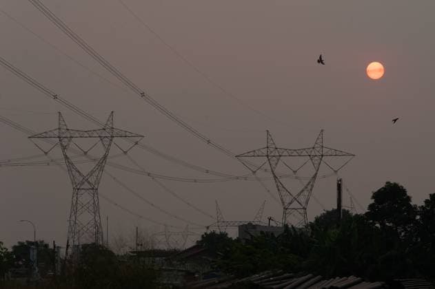 Power Outage in Tangerang, Indonesia TANGERANG, INDONESIA - JUNE 20, 2026: Indonesian state-owned electricity company, Perusahaan Listrik Negara (PLN), announced a power outage in several areas of Tangerang on June 20, 2026. This is part of PLN s recent repeated blackouts across Java due to coal shortages. PLN is currently accelerating the signing of contracts with coal suppliers, particularly for medium rank coal, which is widely used in coal power plants. Tangerang Indonesia Copyright: x xGabrixPerboirexWilhelminhoxRinggixSenggax xJNAxPressx