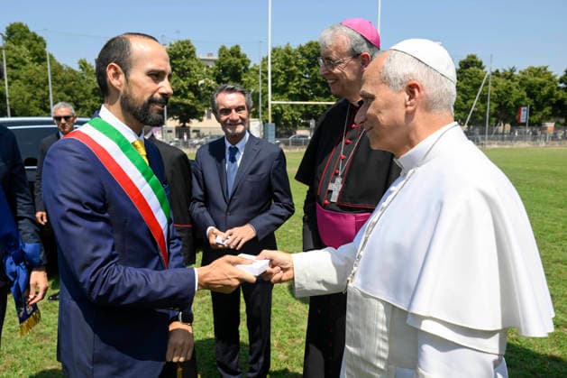 ITALY - POPE LEO XIV ARRIVES FOR A PASTORAL VISIT IN PAVIA - 2026 6 20 Italy, Pavia, Vatican, 2026 06 20 Pope Leo XIV shakes hands with mayor Michele Lissia as he arrives for a pastoral visit in Pavia EDITORIAL USE ONLY - NO BOOKS Copyright: xVATICANxMEDIAx
