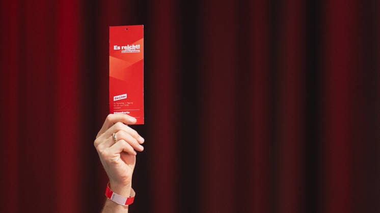 Hand von Sören Pellmann, Fraktionsvorsitzender im Bundestag, während einer Abstimmung mit Stimmkarte;Bundesparteitag Die Linke in Potsdam - Potsdamer Parteitag 2026, Potsdam Brandenburg Deutschland Metropolis-Halle *** Sören Pellmann, parliamentary group leader in the Bundestag, holding a voting card during a vote at the federal party convention of Die Linke in Potsdam; 2026 Potsdam Party Convention, Potsdam, Brandenburg, Germany; Metropolis Hall,detected_source_language