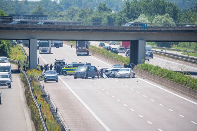 RECORD DATE NOT STATED Zwei Tote nach schwerer Karambolage auf A5 bei Appenweier: Mehrere Fahrzeuge kollidieren auf der Autobahn - zwei Frauen sterben, drei weitere werden verletzt - großes Trümmerfeld auf der Fahrbahn - DRK muss zahlreiche Autofahrer bei sommerlicher Hitze i Zwei schwere Verkehrsunfälle auf der Nordfahrbahn der A5 bei Appenweier haben am Samstagmittag ein Großaufgebot von Rettungs- und Einsatzkräften auf den Plan gerufen. Nach derzeitigem Kenntnisstand kam es kurz nach 11.30 Uhr auf der Nordfahrbahn der A5 in Höhe der Autobahnraststätte Renchtal im Zuge eines Fahrstreifenwechsels vom mittleren auf den linken Fahrstreifen zu einer seitlichen Kollision zwischen zwei Pkw. Aufgrund der hohen Geschwindigkeit verloren beide Fahrzeugführer die Copyright: xHenryxMungenastx xEinsatzReport24x