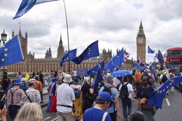 June 20, 2026, London, England, United Kingdom: Protesters pass over Westminster Bridge during the National Rejoin March, calling on the UK government to rejoin the European Union. London United Kingdom - ZUMAv130 20260620_zip_v130_013 Copyright: xVukxValcicx