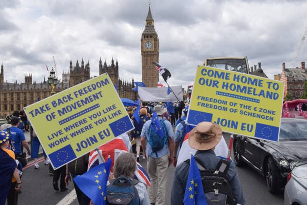June 20, 2026, London, England, United Kingdom: Protesters pass over Westminster Bridge during the National Rejoin March, calling on the UK government to rejoin the European Union. London United Kingdom - ZUMAv130 20260620_zip_v130_015 Copyright: xVukxValcicx